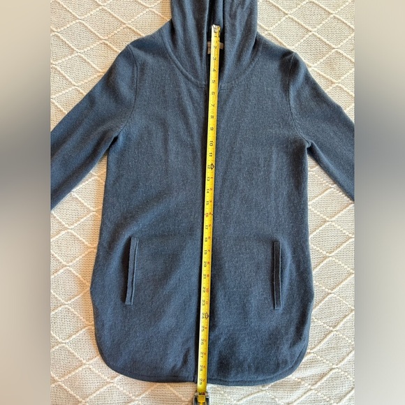 Neiman Marcus Women’s 100% Cashmere Zip Up Sweater. Blue size small. - Picture 4 of 12